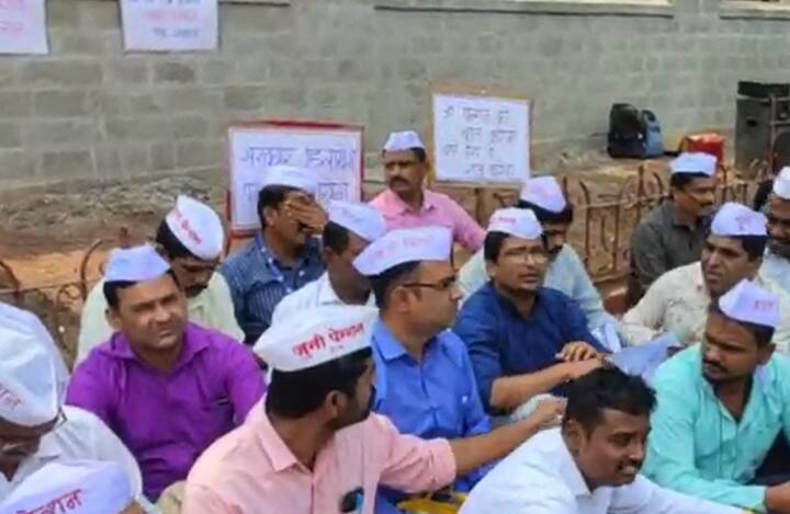 जुनी पेन्शन योजना लागू करावी, या प्रमुख मागणीसाठी राज्यातील सरकारी कर्मचाऱ्यांनी बेमुदत संप पुकारला आहे.