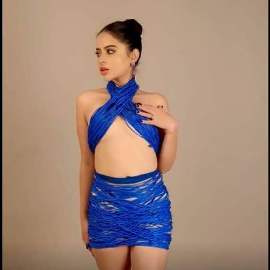 उर्फी जावेद ने इस ड्रेस में ब्लू कलर की वायर ली हुई थी और उसे कट कर के ड्रेस बना ली. बता दें कि एक्ट्रेस का यह अंदाज कुछ लोगों को तो काफी ज्यादा पसंद आया तो वहीं कुछ लोगों ने उन्हें ट्रोल करना भी शुरू कर दिया.