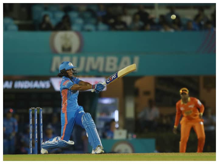 WPL 2023 MI-W given target of 163 runs against GG-W in Match 12 at Brabourne Stadium MI-W vs GG-W, 1 Innings Highlight: मुंबई ने दिया 163 रनों का लक्ष्य, हरमनप्रीत कौर तूफानी अर्धशतक