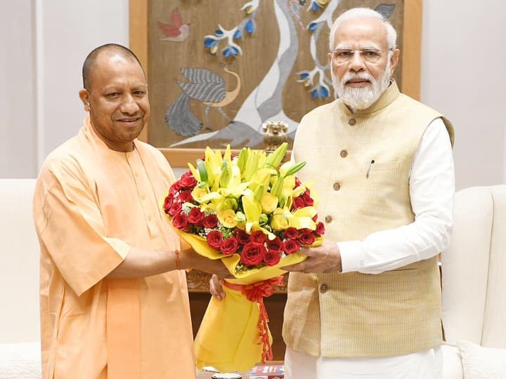 UP CM Yogi Adityanath meets Prime Minister Narendra Modi in Delhi Know Discussion CM Yogi Meets PM Modi: दिल्ली में पीएम नरेंद्र मोदी से मिले मुख्यमंत्री योगी आदित्यनाथ, जानें- क्या बात हुई?