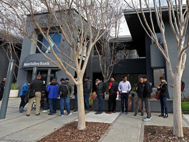 Following the collapse of Silicon Valley Bank last week, US media reported that customers were seen waiting outside the branches in Santa Clara, Boston, and other US cities