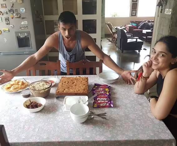 ਆਮਿਰ ਖਾਨ ਦੇ ਘਰ ਦਾ ਡਾਇਨਿੰਗ ਏਰੀਆ ਵੀ ਕਾਫੀ ਵੱਡਾ ਹੈ। ਇਸ ਤਸਵੀਰ ਵਿੱਚ ਡਰਾਇੰਗ ਰੂਮ ਦੀ ਇੱਕ ਝਲਕ ਵੀ ਮਿਲਦੀ ਹੈ। ਜਿੱਥੇ ਕਈ ਸੋਫਾ ਸੈੱਟ ਰੱਖੇ ਗਏ ਹਨ।