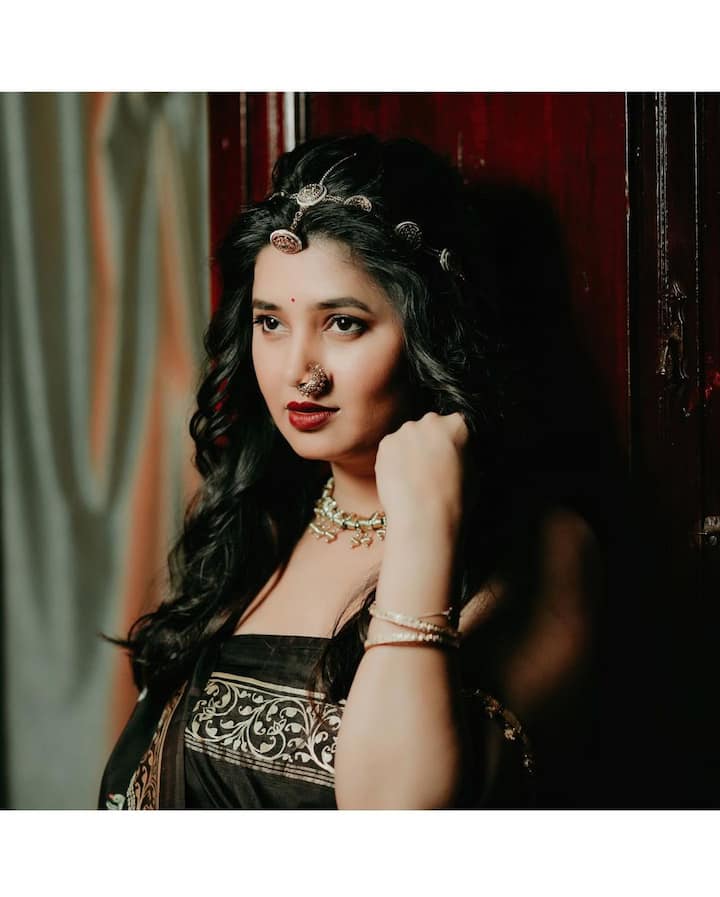 प्राजक्ता नेहमीच आपले फोटो सोशल मीडियावर शेअर करत असते.