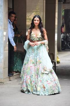 Alanna Panday Wedding: सोहेल खान के घर पर अलाना पांडे का प्री वेडिंग फंक्शन, सलमान खान के बहन-बेहनोई भी आए नजर