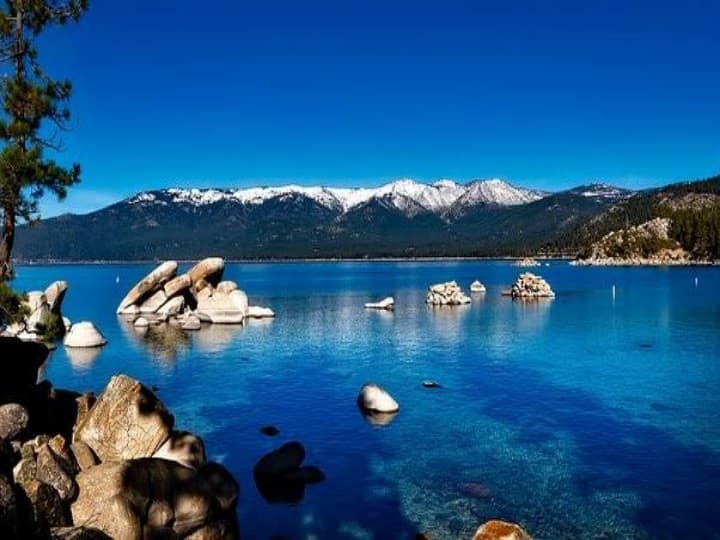 Beautiful Blue Lakes:अगर आप लद्दाख गए होंगे तो ब्लू लेक की खूबसूरती आपसे नहीं छिपी होगी. दुनिया में इससे भी खूबसूरत-खूबसूरत ब्लू लेक्स हैं. एक बार यहां की सैर करने के बाद आप बार-बार जाने की सोचेंगे.