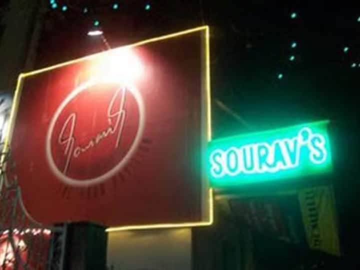 भारतीय क्रिकेट टीम के पूर्व कप्तान सौरव गांगुली ने साल 2004 में अपने नाम से सौरव-द् फूड पवेलियन के नाम से कोलकाता में एक रेस्टोरेंट खोला. शुरू में सौरव इस रेस्टोरेंट के आधे मालिक थे लेकिन साल 2006 में यह पूरी तरह से उनके नाम हो गया था. हालांकि साल 2011 में सौरव में इस रेस्टोरेंट को बंद कर दिया था जिसको लेकर उनके भाई देवाशीष ने बताया था कि मैं और सौरव अधिक व्यस्त होने की वजह से इसपर ध्यान नहीं दे पाते इसी कारण हमने यह फैसला लिया.