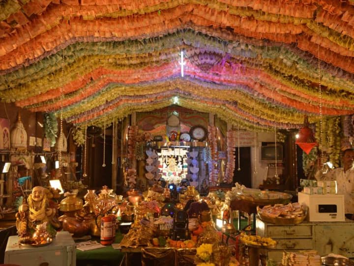Madhya Pradesh Ratlam Mahalaxmi Temple devotee offers money jwellery to temple Kuber ka khajana Mahalaxmi Mandir: यहां प्रसाद नहीं भेट में चढ़ते है हीरे-मोती के जेवर, MP के इस मंदिर में सजता है कुबेर का खजाना