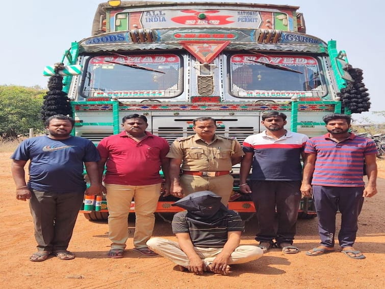 crime One more person arrested in ATM robbery seizure of lorry used for robbery TNN crime: ஏடிஎம் கொள்ளையில் மேலும் ஒருவர் கைது  - கொள்ளைக்கு பயன்படுத்திய லாரி பறிமுதல்