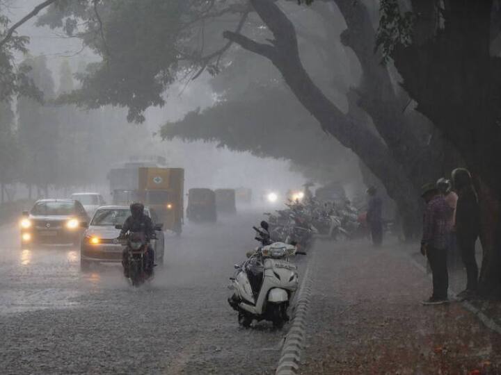 इसके अलावा 16 से 18 मार्च तक जम्मू-कश्मीर, लद्दाख, लेह, हिमाचल प्रदेश और उत्तराखंड में बारिश के साथ बर्फबारी भी हो सकती है.