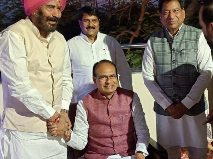 MP Politics: शिवराज से क्यों दूरी बना रहे BJP के विधायक? सीएम के कार्यक्रम में नहीं आए तीन MLA Why BJP MLAs Making distance from Shivraj Singh Chouhan, 3 MLAs did not attend CM's program ANN MP Politics: शिवराज से क्यों दूरी बना रहे BJP के विधायक? सीएम के कार्यक्रम में नहीं आए तीन MLA