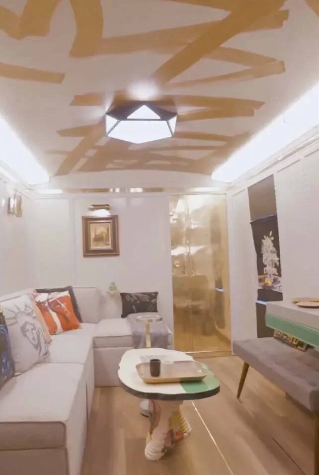 करण की वैनिटी में व्हाइट कलर का काउच लगा हुआ है. साथ ही यहां एक अलमारी भी बनी है. जिसमें उनके कपड़े और जूते रखे हुए हैं.