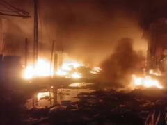 गुजरात के 10 कबाड़ गोदाम में लगी भीषण आग, मौके पर कई दमकल की गाड़ियां मौजूद