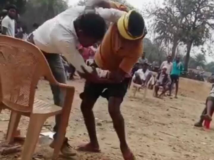 Angered by the complaint, forest guard slaps villager in Chhattisgarh's Kanker, video viral ann Kanker: शिकायत से नाराज फॉरेस्ट गार्ड ने ग्रामीण को जड़ा तमाचा, जमकर चले लात-घूसे