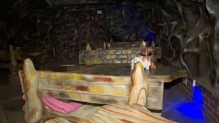 কিন্তু, আশপাশের কোনও ব্যবসা যাতে কোনওভাবে সফল না হয়, সেজন্য় তৃণমূল নেতা শান্তনু ক্ষমতার অপব্য়বহার করতে ছাড়তেন না বলে অভিযোগ।
