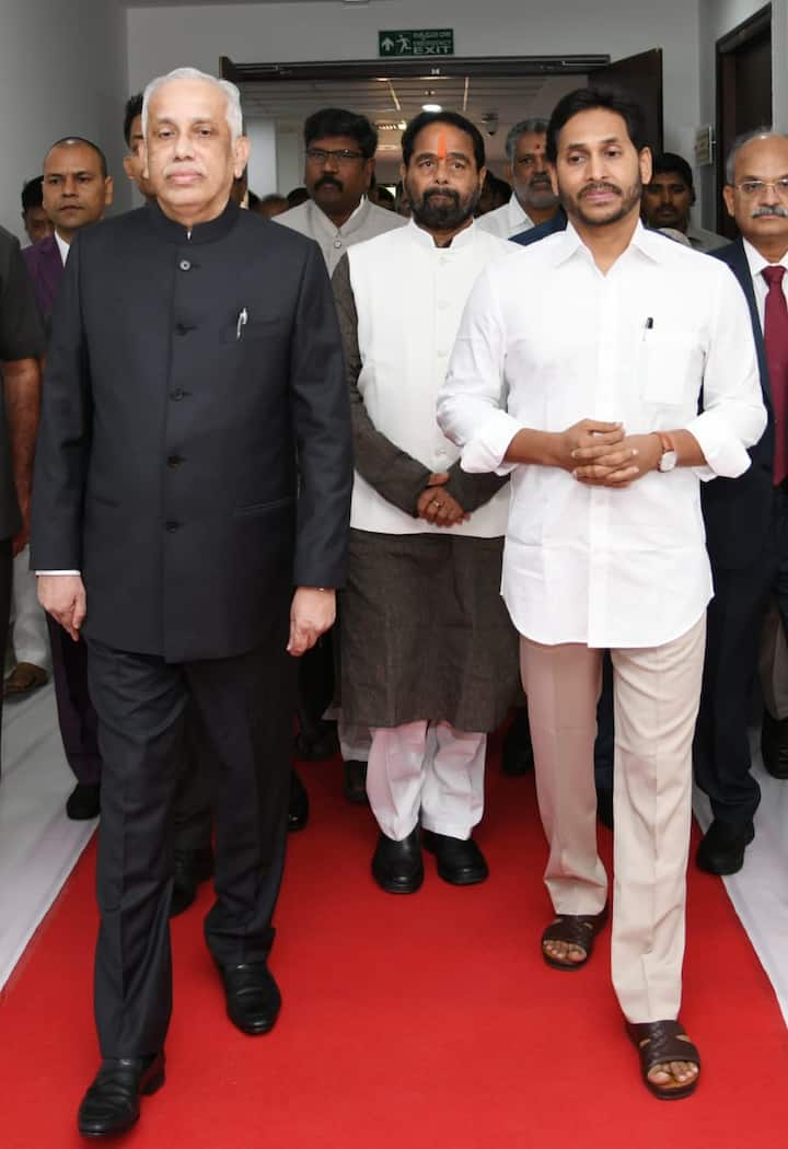 గవర్నర్ అబ్దుల్ నజీర్ తో కలిసి అసెంబ్లి ప్రాంగణానికి వస్తున్న సీఎం,శాసనసభ స్పీకర్ తమ్మినేని