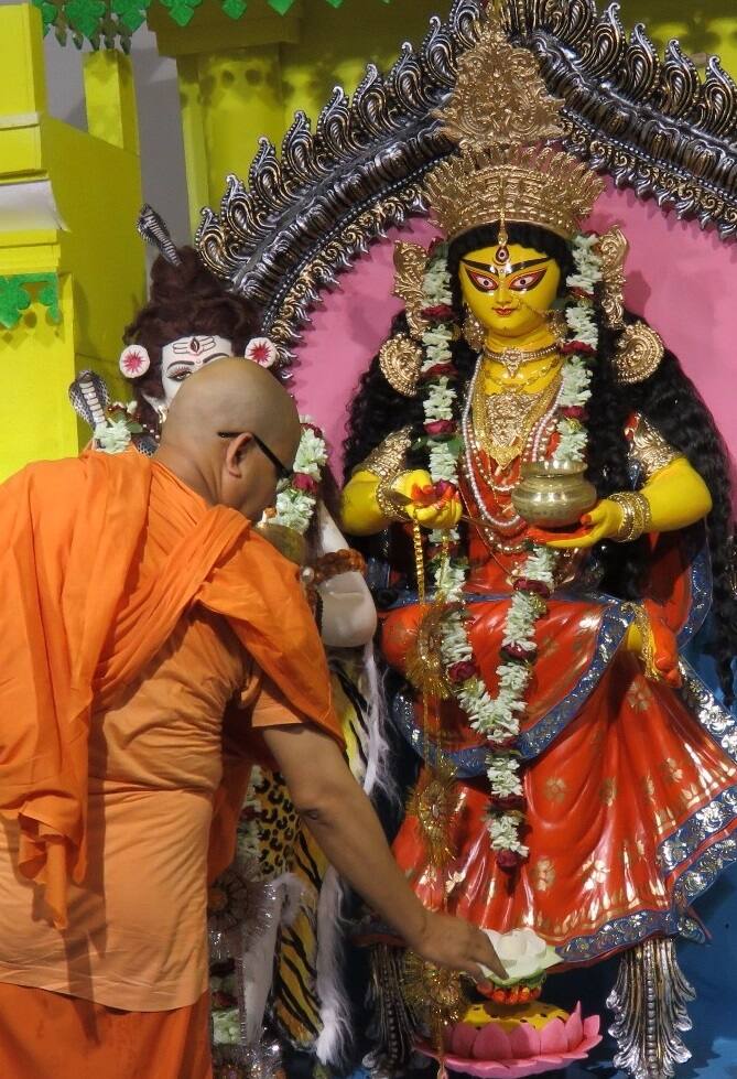 শক্তি, সাহস লাভ করতে জপ করুন, 'এত্বে বদানং সৌম্য লোচন ত্রৈভূশীতম। পাতু ন সর্বভিতিভ্যাঃ কাত্যায়নি নমোস্তুতে '। কোনও বাধা যদি আপনাকে বহুদিন ধরে বিব্রত করে, তাহলে তা থেকে বের হতে এই মন্ত্র জপ করতে পারেন।