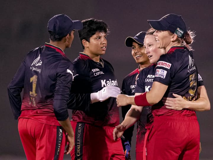 WPL 2023 How RCB-W can still qualify for playoffs know all possibilities in details WPL 2023: अभी भी प्लेऑफ में पहुंच सकती है आरसीबी महिला टीम, जानिए क्या हैं समीकरण?