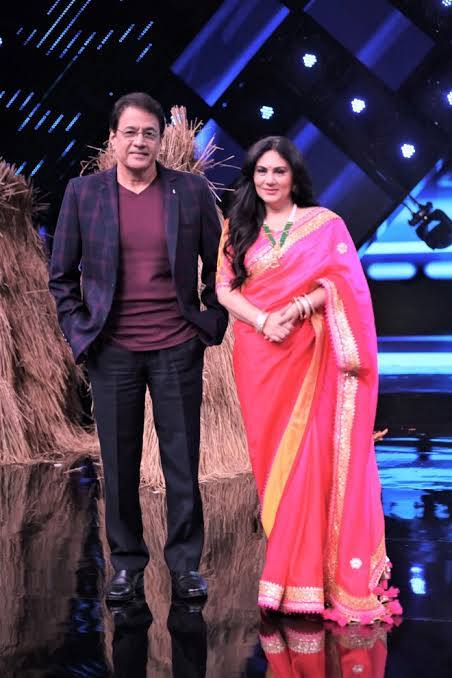 कुछ वक्त पहले दीपिका चिखलिया ने अपने इंस्टाग्राम अकाउंट से एक रियल शेयर की थी जिसमें वह अरुण गोविल के साथ में वैनिटी वैन में अपनी स्क्रिप्ट को डिस्कस करते हुए देखी गई थी. जिसके बाद में अनुमान लगाया जा रहा है कि एक बार फिर से दीपिका और अरुण गोविंद साथ में नजर आएंगे.