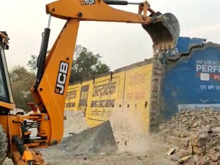 Mau Uttar Pradesh District Police Administration bulldozer action against illegal encroachment ANN Mau News: मऊ में फिर चला प्रशासन का बुलडोजर, भारी पुलिस की मौजूदगी में ढ़हाया अवैध अतिक्रमण