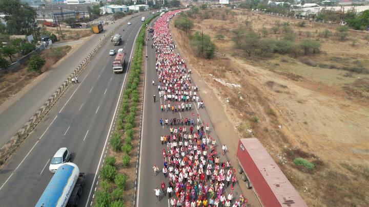म्हणून भर उन्हात, रस्त्यावरील डांबर तुडवत हे लाल वादळ उन्हात राबणाऱ्या पायांमुळे विधानभवनावर झेपावत आहे.