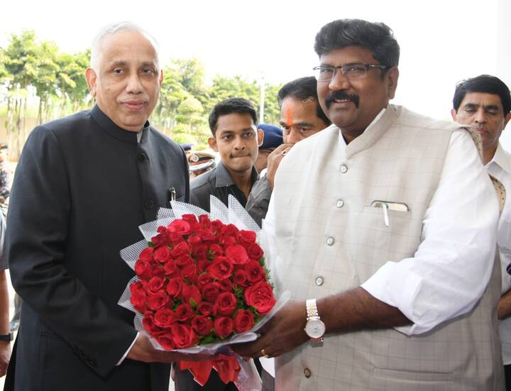 గవర్నర్ కు స్వాగతం పలుకుతున్న మండలి ఛైర్మన్ మోషే రాజు