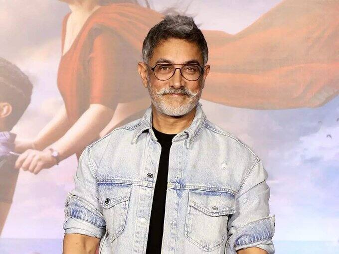 நான்கு முறை தேசிய விருதுகளையும், 9 முறை ஃபிலிம்ஃபேர் விருகளையும், ஒரு முறை பத்மபூஷன் விருதையும் பெற்றுள்ளார்.
