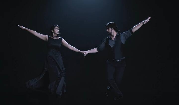 இப்பாடலில் பிரியா பவானி சங்கரும், கௌதம் கார்த்திக்கும் ஜோடியாக நடனமாடியுள்ளனர். இதனால், இப்படத்தில் இவர்கள் ஜோடியாக நடித்துள்ளனரா என்ற கேள்வி எழுந்துள்ளது.