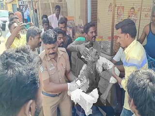 திண்டுக்கல்: ரத்தம் சொட்ட சொட்ட அரசு மதுபான கடை முன்பு இளைஞர் தர்ணா