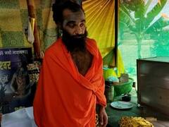 In Photos: 11 महीने से लगातार खड़े हैं सूरजपुर के सन्यासी बाबा, जानें क्यों त्याग दिया मोहमाया? देखें कठोर प्रतिज्ञा की ये तस्वीरें