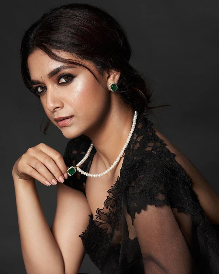 தமிழ் மற்றும் தெலுங்கு திரைப்பட உலகில் பிரபலமான நாயகியாக விளங்குபவர் கீர்த்தி சுரேஷ்