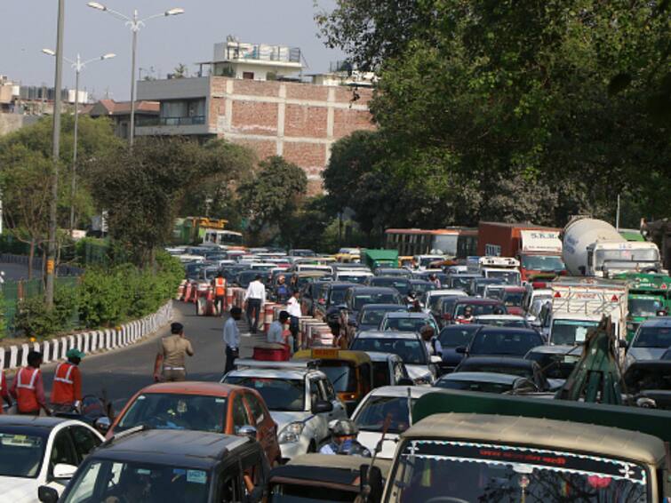 Heavy Traffic Jam On Delhi-Gurugram Road As Section Of NH-48 Shuts For 90 Days Heavy Traffic Jam On Delhi-Gurugram Road As Section Of NH-48 Shuts For 90 Days