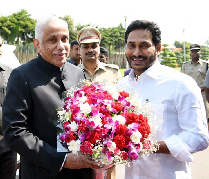 అసెంబ్లి ప్రాంగణంలో గవర్నర్ కు సీఎం జగన్ స్వాగతం