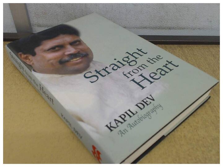 कपिल देव: 1983 में भारत को पहला वर्ल्ड कप जिताने वाले महान पूर्व क्रिकेटर कपिल देव के ऊपर 2004 में एक आटोबायोग्राफी लिखी गई थी, जिसका नाम स्ट्रेट फ्रॉम द हर्ट (Straight from the Heart) है. इसके लेखक खुद कपिल देव ही थे. (फोटो - ट्विटर)