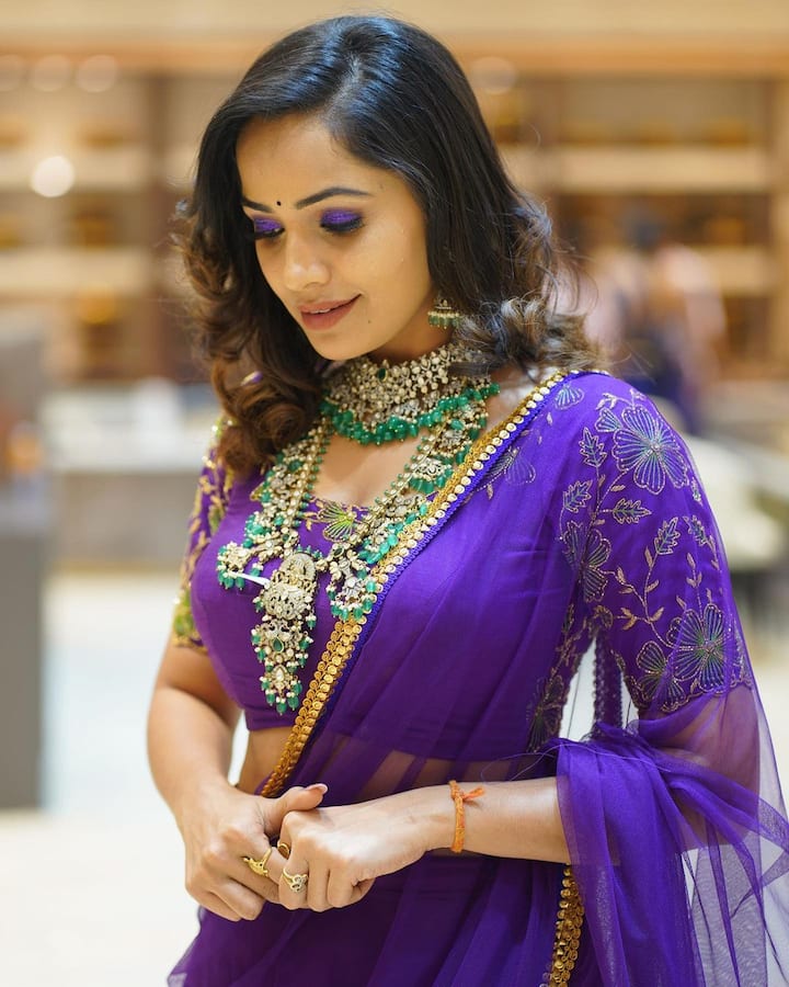 సోషల్ మీడియాలో యాక్టివ్ గా ఉండే శోభ ఎప్పటికప్పుడు లేటెస్ట్ ఫోటోలను షేర్ చేస్తూ అభిమానులకు దగ్గరగా ఉంటోంది.