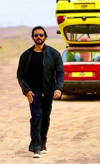 ਰੋਹਿਤ ਦੀ ਮਾਂ ਰਤਨਾ ਸ਼ੈੱਟੀ ਅਤੇ ਪਿਤਾ ਐਮਬੀ ਸ਼ੈੱਟੀ ਫਿਲਮੀ ਦੁਨੀਆ ਨਾਲ ਹੀ ਸਬੰਧ ਰੱਖਦੇ ਸਨ। ਉਸਦੀ ਮਾਂ ਬਾਲੀਵੁੱਡ ਵਿੱਚ ਇੱਕ ਜੂਨੀਅਰ ਕਲਾਕਾਰ ਸੀ ਅਤੇ ਉਸਦੇ ਪਿਤਾ ਇੱਕ ਐਕਸ਼ਨ ਕੋਰੀਓਗ੍ਰਾਫਰ ਅਤੇ ਸਟੰਟਮੈਨ ਸਨ। ਰੋਹਿਤ ਦੇ ਪਿਤਾ ਨੇ ਕਈ ਹਿੰਦੀ ਅਤੇ ਕੰਨੜ ਫਿਲਮਾਂ ਵਿੱਚ ਕੰਮ ਕੀਤਾ ਸੀ। ਪਰ ਬਹੁਤ ਛੋਟੀ ਉਮਰ ਵਿੱਚ ਰੋਹਿਤ ਸ਼ੈੱਟੀ ਨੇ ਆਪਣੇ ਪਿਤਾ ਦਾ ਪਰਛਾਵਾਂ ਗੁਆ ਦਿੱਤਾ।