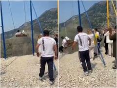 पहाड़ पर झूला झूलना कपल को पड़ा भारी, अचानक चेन टूटी और सीधा खाई में... देखें वीडियो