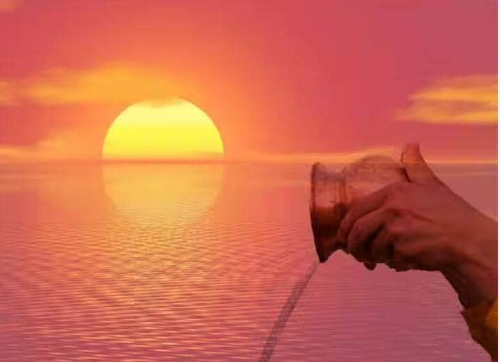 પાંચ દેવતાઓમાં સૂર્યને વાસ્તવિક દેવતા માનવામાં આવે છે. હિન્દુ નવા વર્ષ 2023 ના શુભ પરિણામો મેળવવા માટે, પ્રથમ દિવસે સૂર્યની પૂજા કરીને દિવસની શરૂઆત કરો. એવું માનવામાં આવે છે કે આખું વર્ષ ખુશીઓ આવશે અને માન-સન્માન વધશે. નકારાત્મક ઉર્જાનો નાશ થશે.