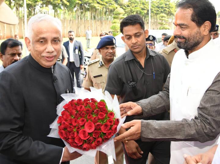 గవర్నర్ కు స్వాగతం పలుకుతున్న  స్పీకర్ తమ్మినేని
