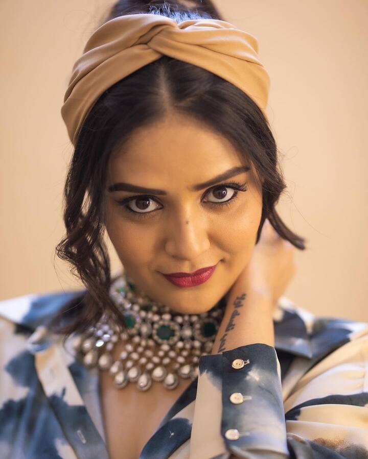 ‘పటాస్‘తో ప్రేక్షకుల ముందుకు వచ్చిన ఈ ముద్దుగుమ్మ తక్కువ సమయంలోనే మంచి క్రేజ్ సంపాదించింది.Photo Credit: Sreemukhi/ instagram