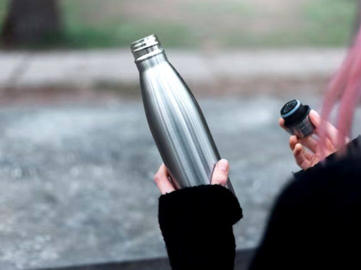 Water Bottle Side Effects: टॉयलेट सीट से भी ज्यादा गंदी होती है आपकी पानी की बोतल! ये स्टडी पढ़कर चकरा जाएगा माथा Reusable Water Bottles Have More Bacteria Than Toilet Seat Water Bottle Side Effects: टॉयलेट सीट से भी ज्यादा गंदी होती है आपकी पानी की बोतल! ये स्टडी पढ़कर चकरा जाएगा माथा