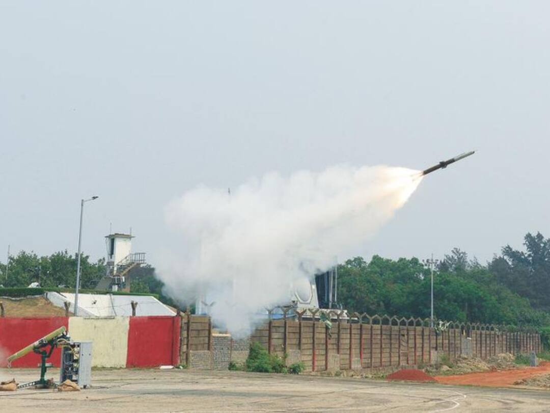 संरक्षण क्षेत्रात भारताची ताकद आणखी वाढली, कमी पल्ल्याच्या हवाई संरक्षण क्षेपणास्त्राची चाचणी यशस्वी DRDO India conducts two consecutive successful flight tests of Very Short Range Air Defence System missile संरक्षण क्षेत्रात भारताची ताकद आणखी वाढली, कमी पल्ल्याच्या हवाई संरक्षण क्षेपणास्त्राची चाचणी यशस्वी