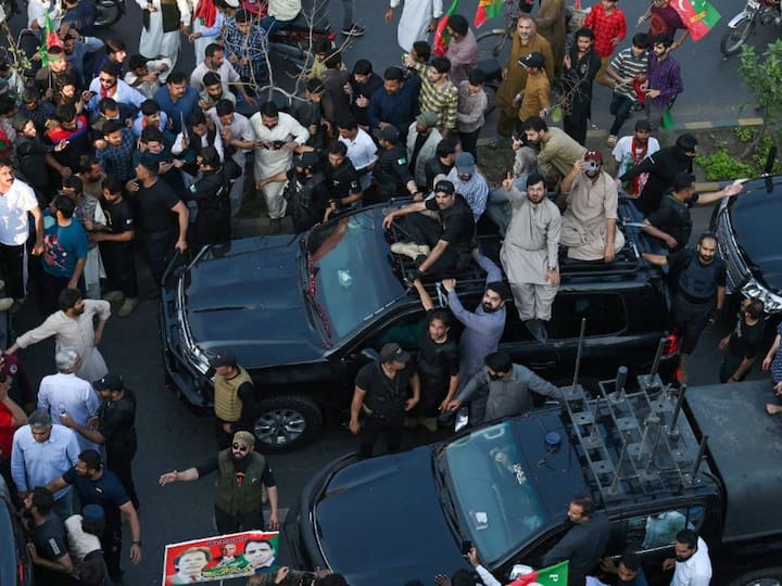 Imran Khan Arrest Latest Updates Police Pakistan Tehreek-e-Insaf PTI Supporters Outside Zaman Park Residence Islamabad Police Reach Imran Khan Home To Arrest Him, PTI Supporters Clash With Them