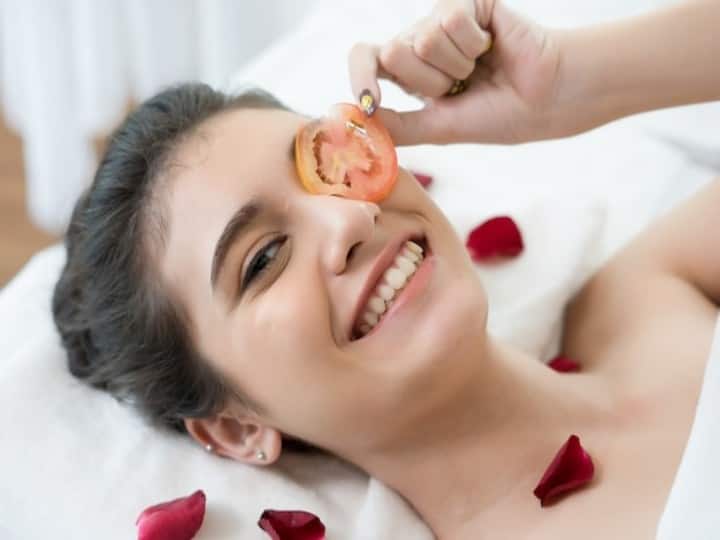 Tomato In Beauty Routine 5 ways to use tomato for glowing skin Skin Care Tips: चेहरे पर निखार लाने के लिए इन 5 तरीकों से करें टमाटर का इस्तेमाल, मिलेगा पार्लर जैसा ग्लो