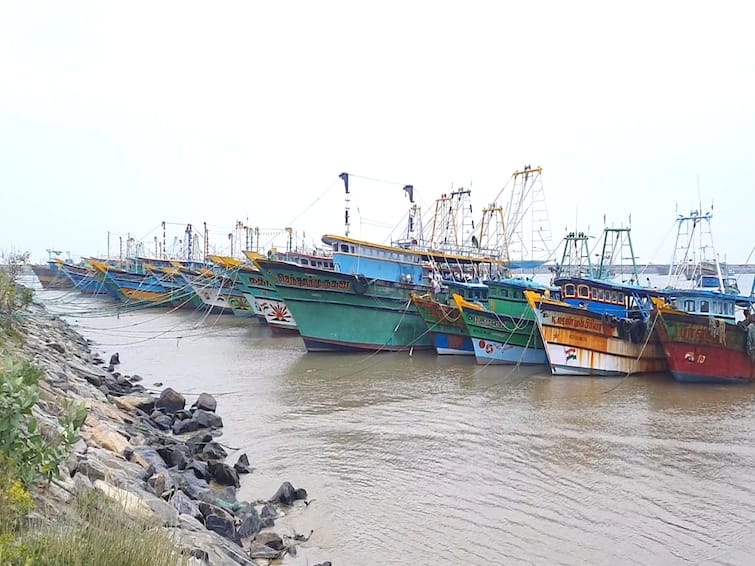 19 fishermen village fishermen petition to Mayiladuthurai District Collector demanding ban on fishing TNN மீன்பிடிக்க தடை கோரி மயிலாடுதுறை மாவட்ட ஆட்சியரிடம் 19 மீனவ கிராம மீனவர்கள் மனு