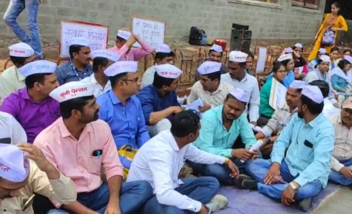 सरकारकडून कोणतेही ठोस आश्वासन न मिळाल्याने कर्मचारी संपावर ठाम आहेत. सरकारकडून समिती स्थापन करणार असे सांगण्यात येत असले तरी निर्णयाची शाश्वती सरकार देत नसल्याने कर्मचारी संपावर असल्याचे समजतेय.