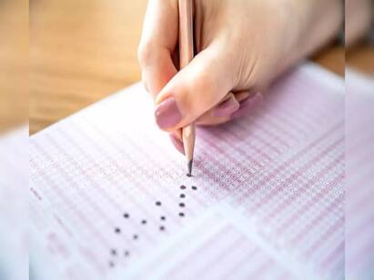 telangana:10 held for involvement in TSPSC question paper leak தேர்வுக்கு முன்பே வெளியான வினாத்தாள்.. உடனடியாக தேர்வை நிறுத்திய அரசுப் பணியாளர் தேர்வாணையம்! நடந்தது என்ன?
