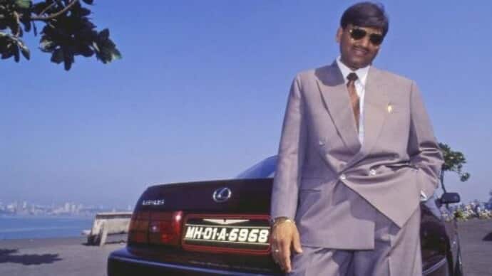 1980-90 के दशक में स्टॉक मार्केट का बेताज बादशाह कहलाने वाला हर्षद मेहता कई हज़ार करोड़ का घोटाला कर जाएगा, यह शायद ही किसी ने सोचा होगा. हर्षद मेहता, के 4000 करोड़ के घोटाले का 1992 में पर्दाफ़ाश हुआ था. आज हम आपको हर्षद मेहता की मौत के बाद उनके परिवार का क्या हुआ इसके बारे में बताने जा रहे हैं.