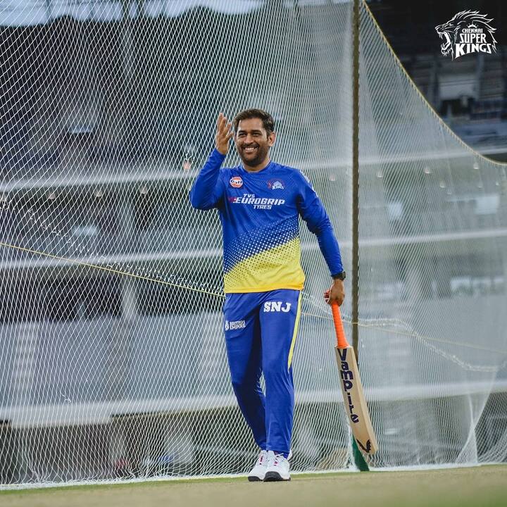 पूर्व भारतीय कप्तान महेंद्र सिंह धोनी इस फेहरिस्त में तीसरे नंबर पर आते हैं. रिटायरमेंट के बाद धोनी कई तरह के काम करते हैं, इसमें उनके फॉर्म हाउस की खेती मुख्य है. सीईओ वर्ल्ड मैगजीन के मुताबिक, उनकी कुल नेट वर्थ 115 मिलियन डॉलर है. (फोटो सोर्स- इंस्टाग्राम)