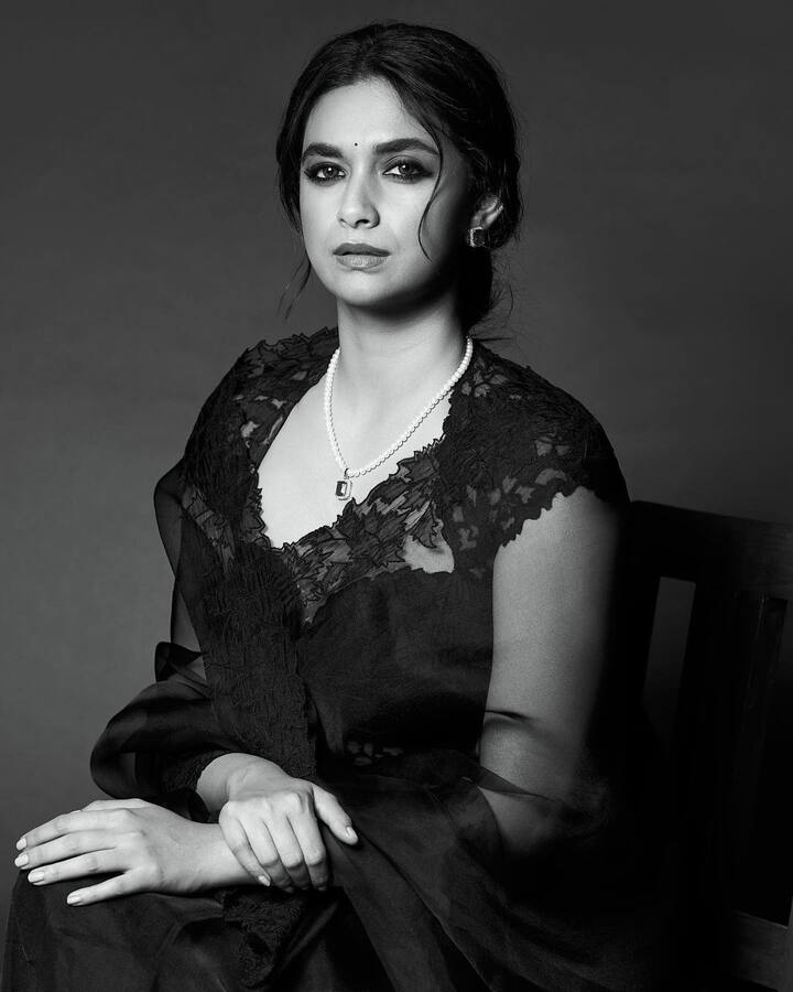 இந்நிகழ்ச்சிக்காக, கீர்த்தி கருப்பு நிற உடையணிந்து போட்டோஷூட் செய்துள்ளார்