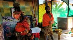 In Photos: 11 महीने से लगातार खड़े हैं सूरजपुर के सन्यासी बाबा, जानें क्यों त्याग दिया मोहमाया? देखें कठोर प्रतिज्ञा की ये तस्वीरें